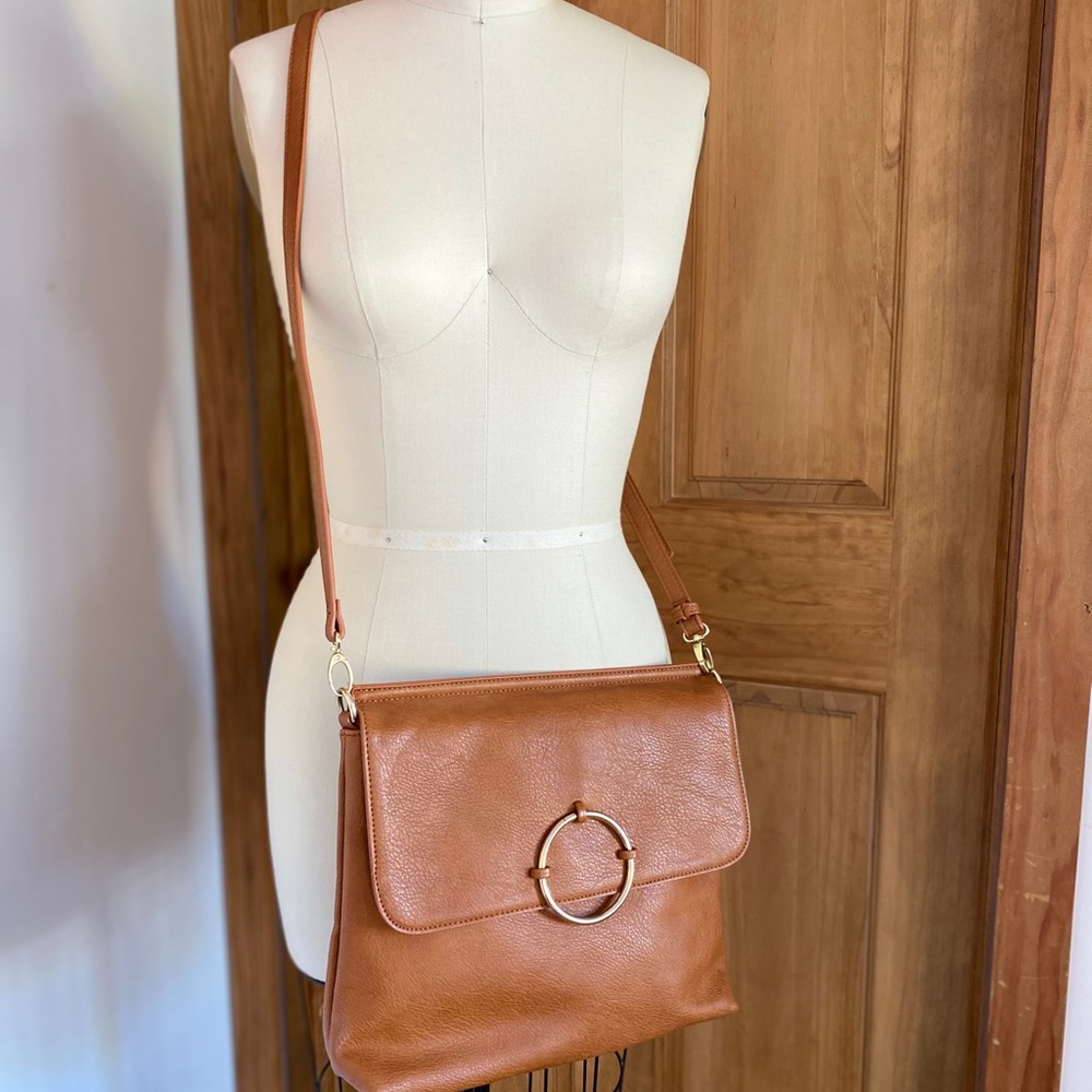 Cross shoulder bag, faux leather. 🌎 new no tags.